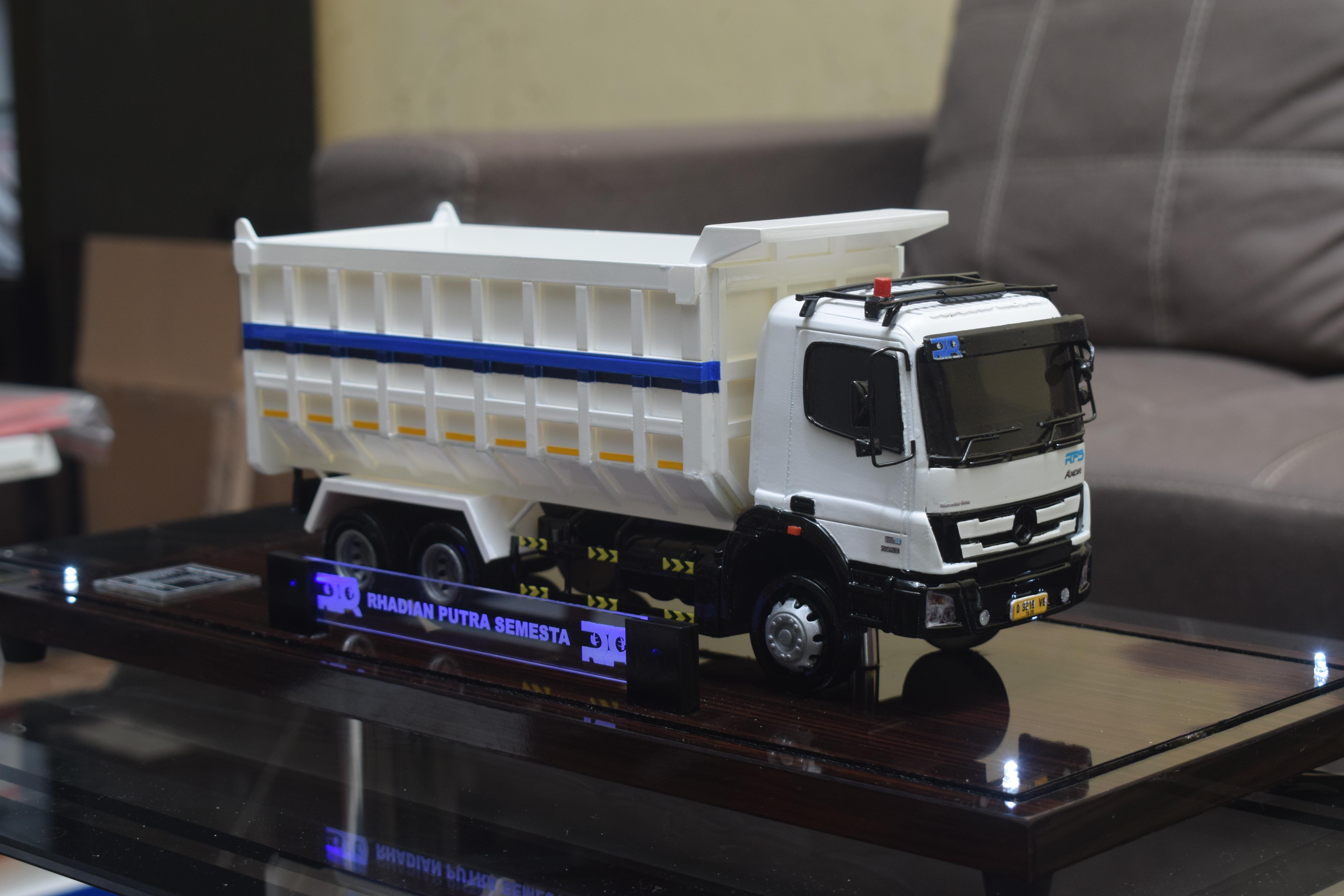 Dumptruck Rhadian Putra Semesta