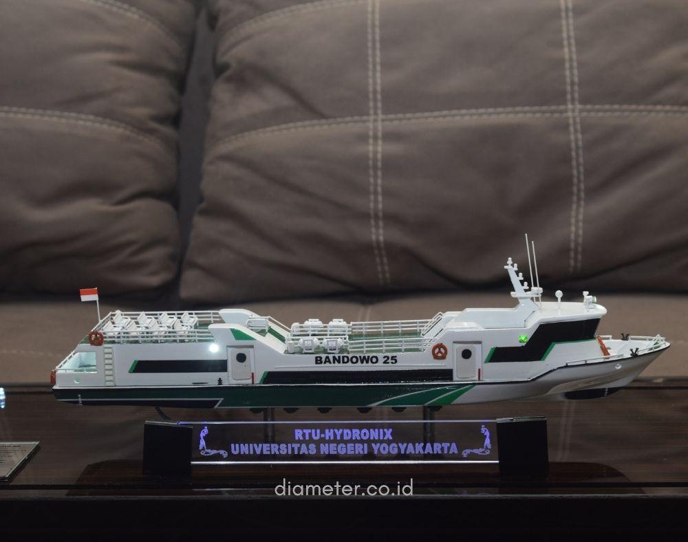 Kapal Fast Ferry Bandowo 25