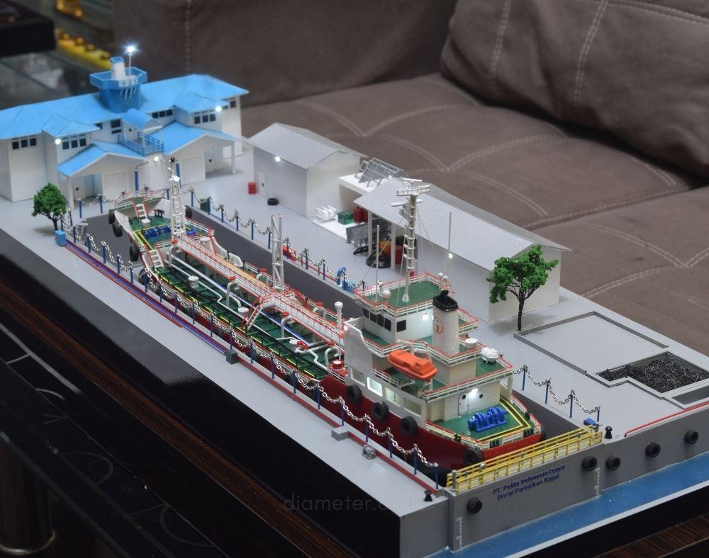 Kapal SPOB MT Elvira + Pola Dock