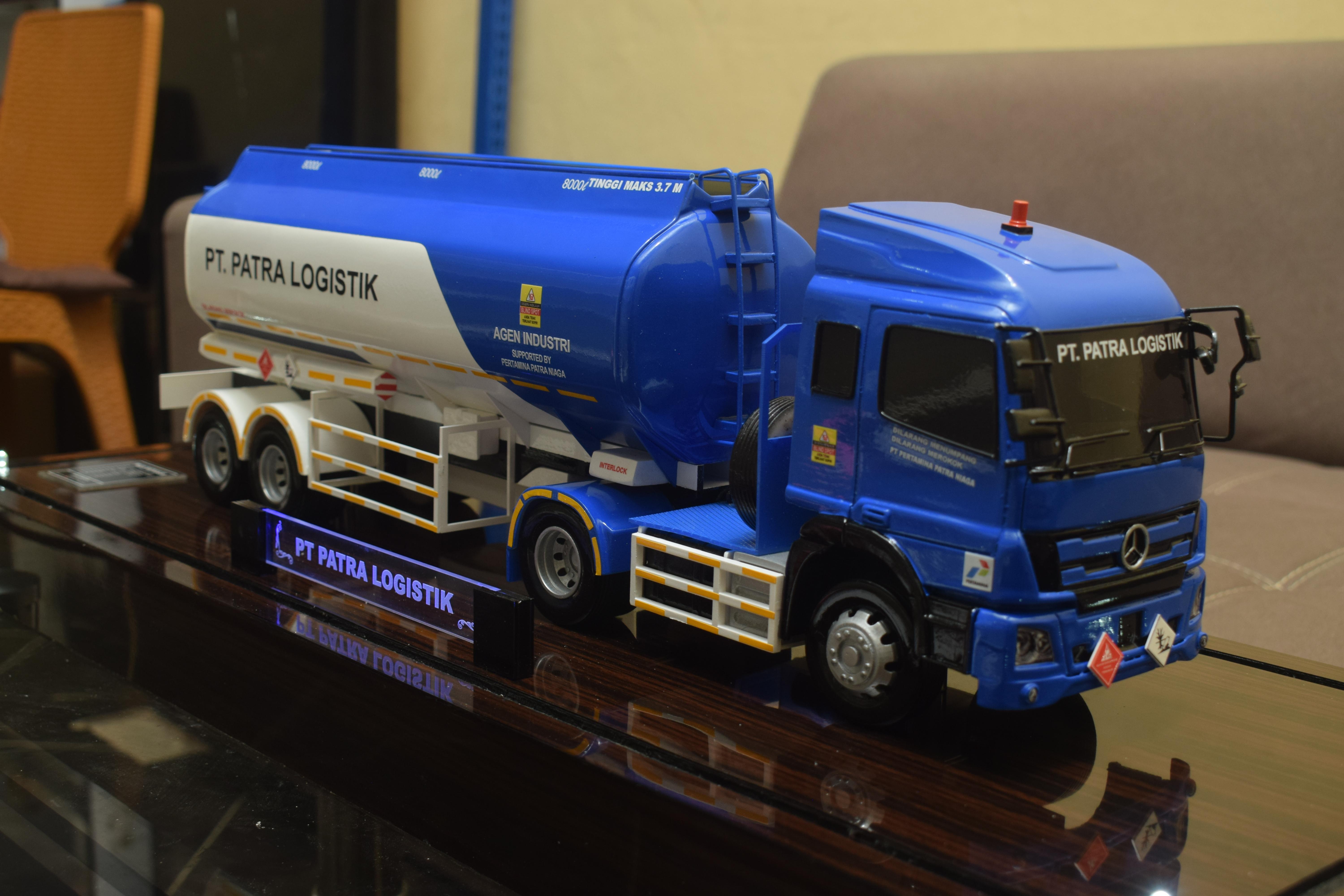 TRUK TANKI PATRA LOGISTIK MODEL HEAD MERCY