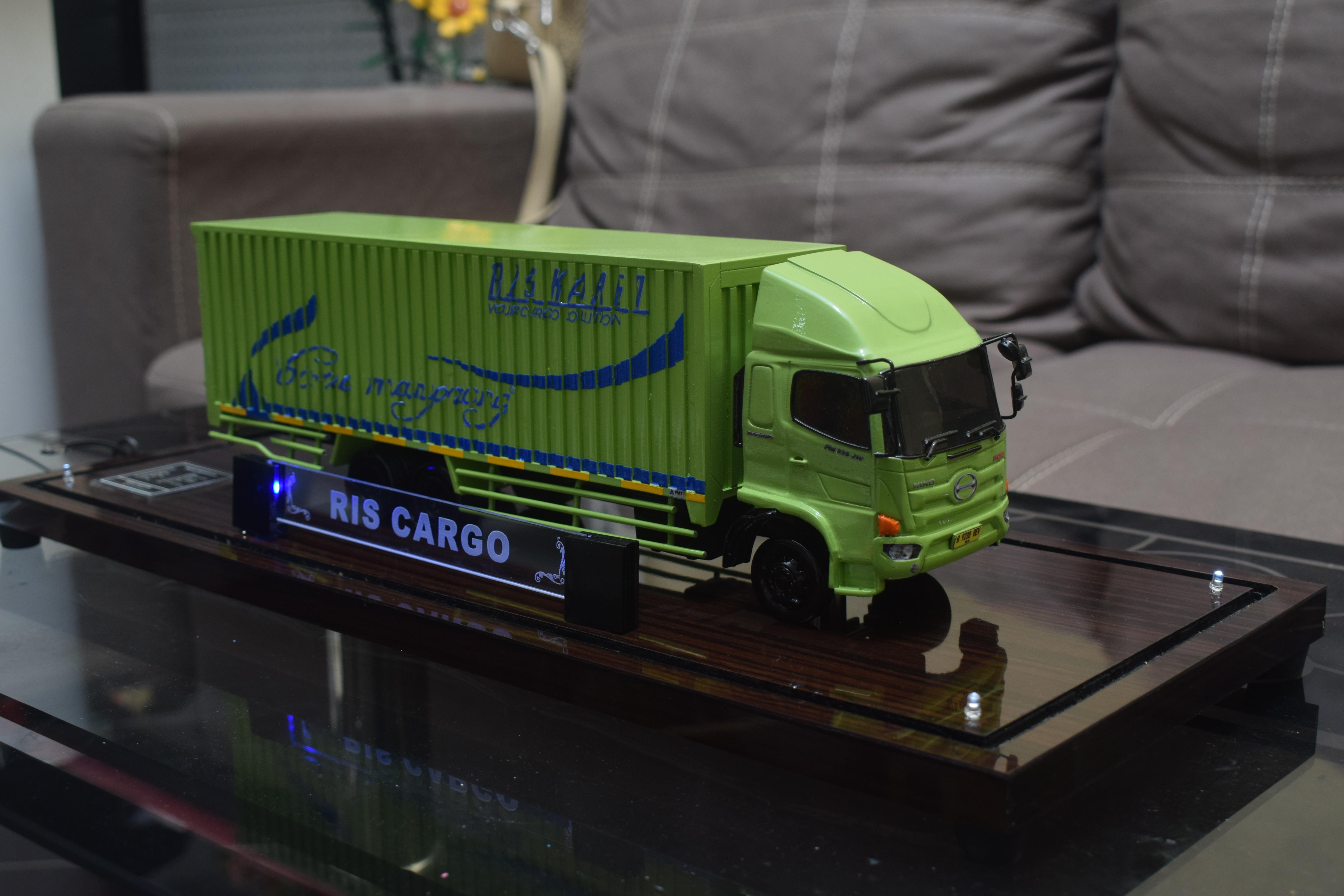 Truk Kontainer RIS Cargo