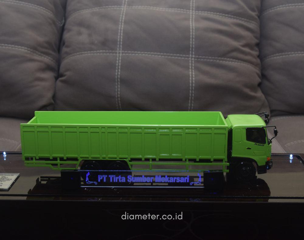 Dumptruk Hino