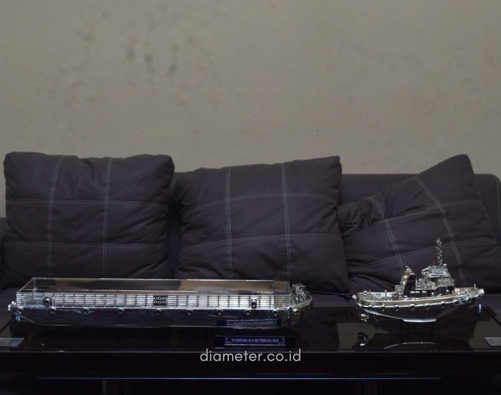 Kapal Tongkang Tugboat Chrome 70 + 30 cm