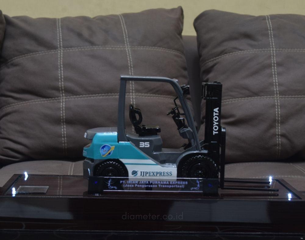 Mobil Truk Forklif