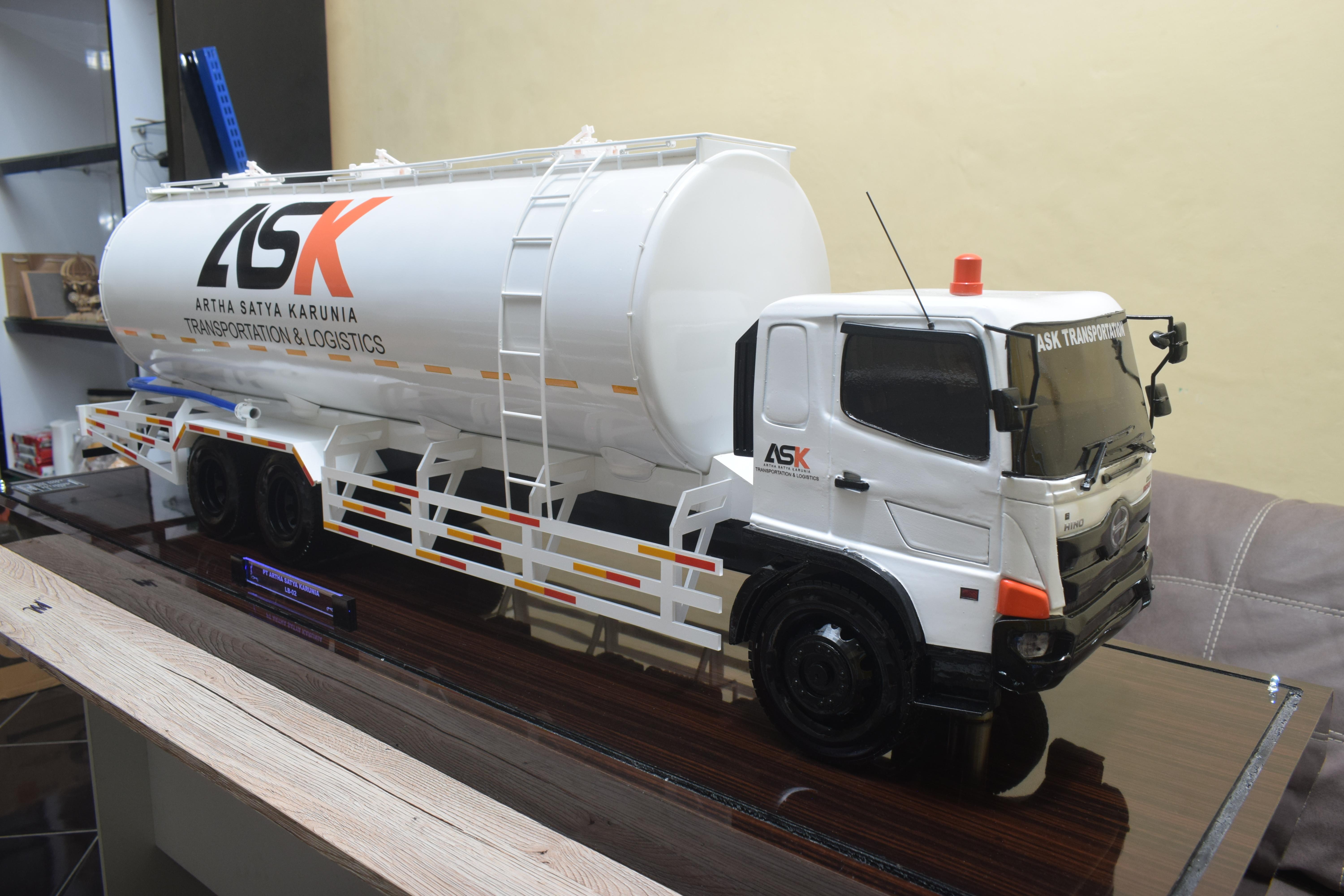 Truk Tanki Hino